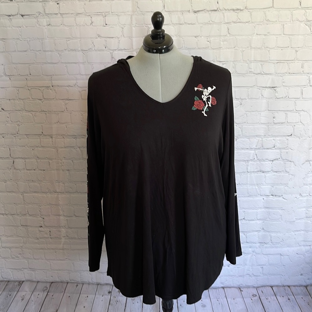 TORRID SIZE 4 BLACK LONG SLEEVE TEE SHIRT HOODIE, GRAPHIC DESIGNS ON SLEEVES